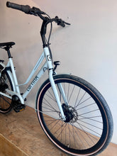 Load image into Gallery viewer, Winter Warrior 2025 - Step-Through Dutch Bike - Medium|Large - 20.5&quot; - Oma Fiets - Cortina
