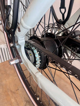 Load image into Gallery viewer, Winter Warrior 2025 - Step-Through Dutch Bike - Medium|Large - 20.5&quot; - Oma Fiets - Cortina
